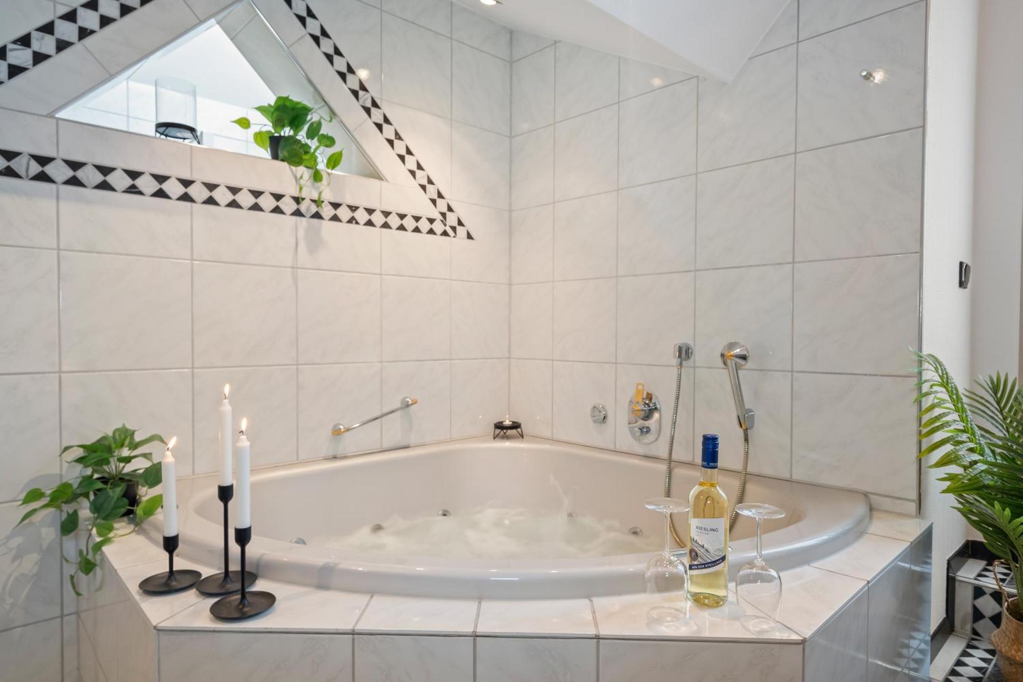 Stadtoase Fulda Mit Flair - Whirlpool, Balkon, 2Xparkplaetze, Highspeed Wlan Exterior foto